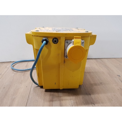 299 - 110V POWER TOOL TRANSFORMER WITH 3 SOCKETS 27CM X 33CM