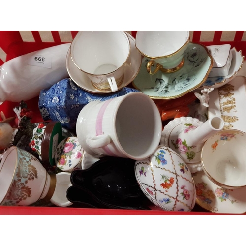 399 - LOT OF POTTERY AND PORCELAIN INCLUDING CABINET CUPS AND SAUCERS, FIGURAL HAND AND CRAB ASHTRAY ETC