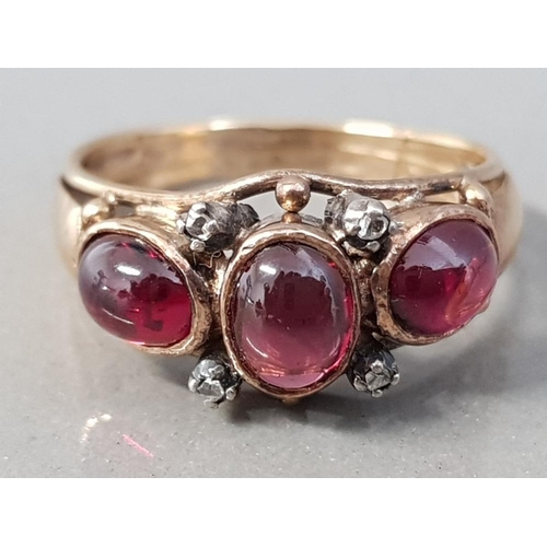 259 - YELLOW GOLD RED STONE THREE STONE RING 3.2G SIZE N1/2