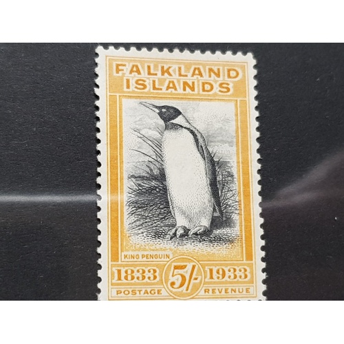 86 - FALKLAND ISLANDS 1933 CENTENARY 5S KING PENGUIN STAMP IN THE SCARCE BLACK AND YELLOW ORANGE SHADE FI... 