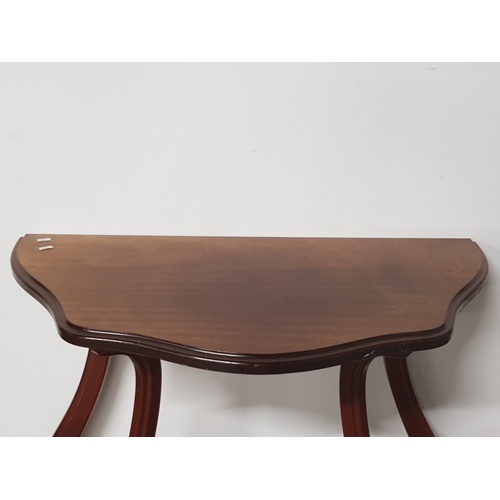 183 - A REPRODUCTION MAHOGANY SERPENTINE FRONTED HALL TABLE