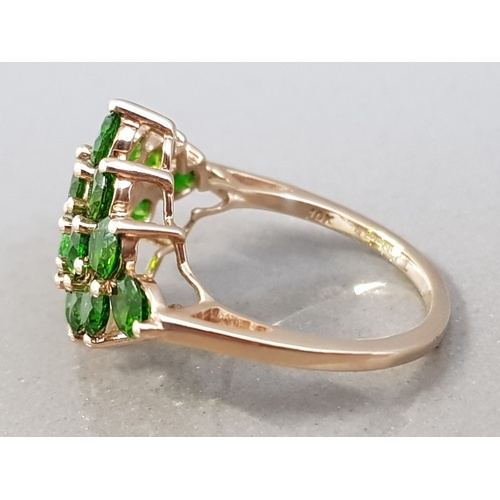 257 - 9CT YELLOW GOLD GREEN STONE CLUSTER RING 3G SIZE L1/2