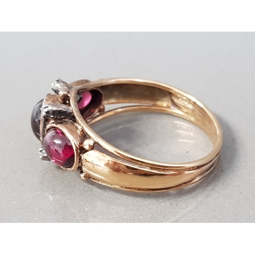 259 - YELLOW GOLD RED STONE THREE STONE RING 3.2G SIZE N1/2