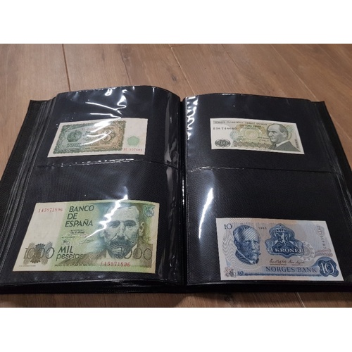 282 - AN ALBUM WHICH CONTAINS UNCIRCULATED 200 WORLD BANK NOTES INCLUDES INDONESIAN AUSTRALIAN ETC