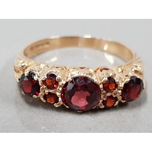 105 - 9CT YELLOW GOLD 3 STONE GARNET RING 3.2G SIZE Q