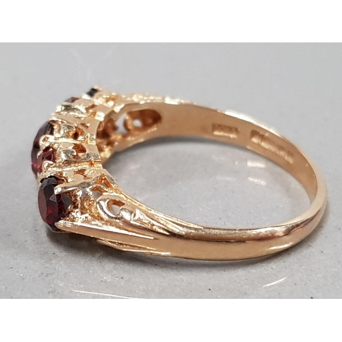 105 - 9CT YELLOW GOLD 3 STONE GARNET RING 3.2G SIZE Q