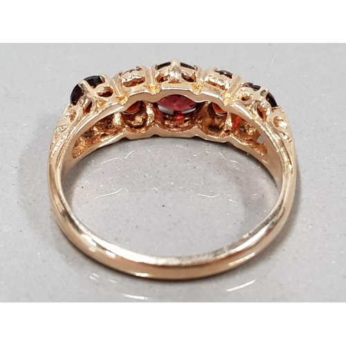 105 - 9CT YELLOW GOLD 3 STONE GARNET RING 3.2G SIZE Q