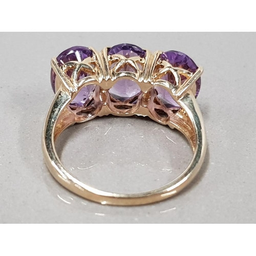 123 - 9CT YELLOW GOLD AMETHYST THREE STONE RING 4.1G SIZE N1/2