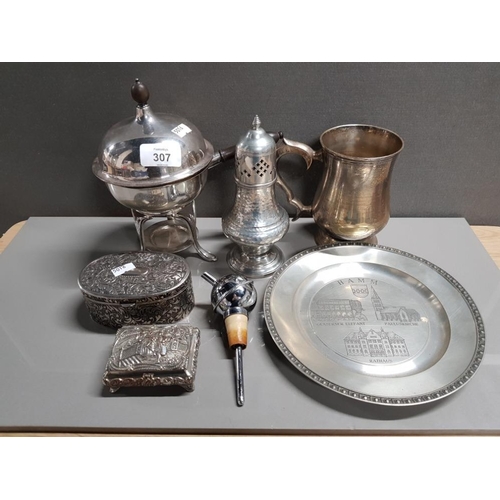 307 - METALWARE TO INCLUDE A MANOR PERIOD PEWTER SUGAR CASTER, TWO SILVER PLATED TRINKET BOXES, EPNS EGG B... 