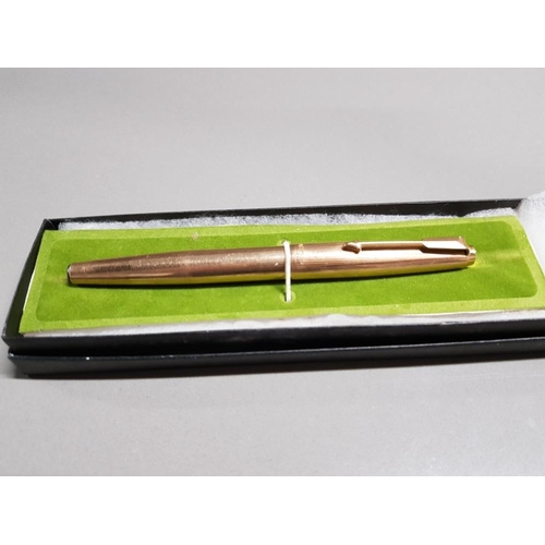 423 - A PARKER GOLD PLATED FOUNTAIN PEN 1/10 12CT ROLLED GOLD, ENGRAVED "PEGGY" TO THE BODY