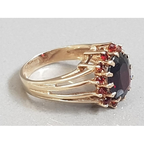 33 - VINTAGE LARGE 9CT GOLD AND GARNET RING 5G SIZE N