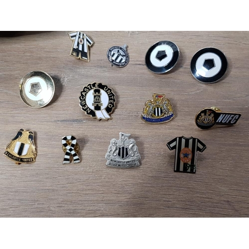 147 - NEWCASTLE UNITED ST JAMES PARK STADIUM REPLICA IN DISPLAY CASE WITH 12 PIN BADGES AND A COAT (SIZE 3... 