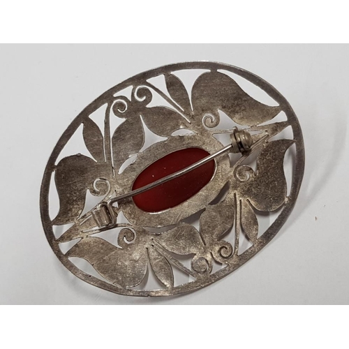 25 - SILVER AND CARNELIAN OVAL BROOCH, 11.8G