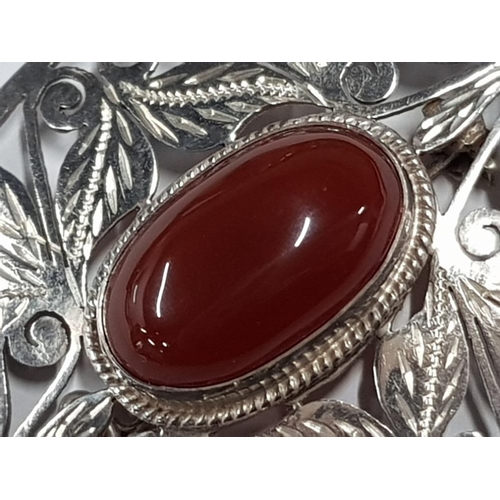 25 - SILVER AND CARNELIAN OVAL BROOCH, 11.8G