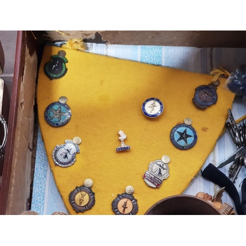 282 - VINTAGE CASE CONTAINING JEWELLERY BOX WITH NECKLACES AND BRACELETS, PIN BADGES AND SMALL KNIFE