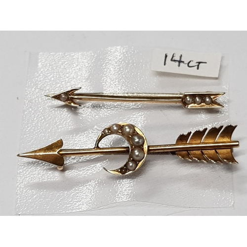 305 - 2 VINTAGE PEARL SET ARROW BROOCHES, ONE MARKED 14CT GOLD, BOTH IN GOOD CONDITION