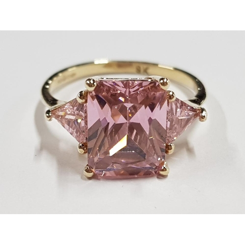 357 - 9CT YELLOW GOLD PINK THREE STONE RING, 3.3G GROSS SIZE N1/2