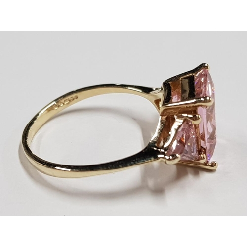 357 - 9CT YELLOW GOLD PINK THREE STONE RING, 3.3G GROSS SIZE N1/2