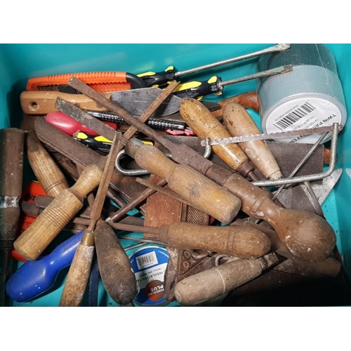 402 - BOX CONTAINING VINTAGE HAND TOOLS, MAINLY CHISELS