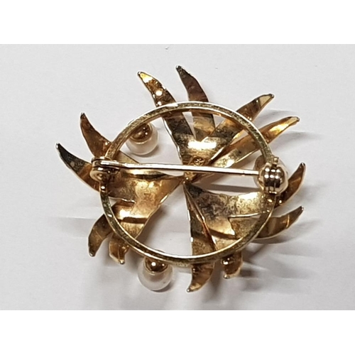 410 - 9CT YELLOW GOLD BROOCH WITH THREE PEARLS, 4G GROSS