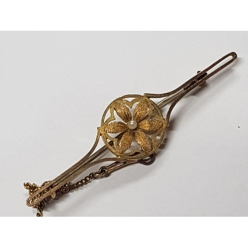 411 - 9CT YELLOW GOLD FLOWER BROOCH WITH PEARL, 2.8G GROSS