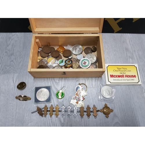 123 - COINS INCLUDING CROWNS AND A QUANTITY OF ENAMEL BADGES ETC