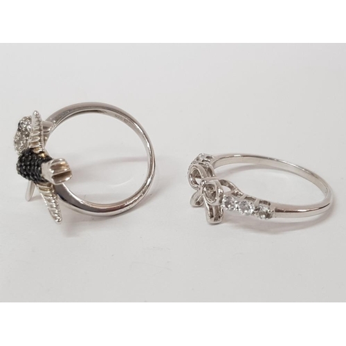 130 - TWO SILVER WHITE AND BLACK STONE RINGS IN THE FORM BIRDS AND A BOW STAMPED SIZES P 1/2 AND T 1/2 8G ... 