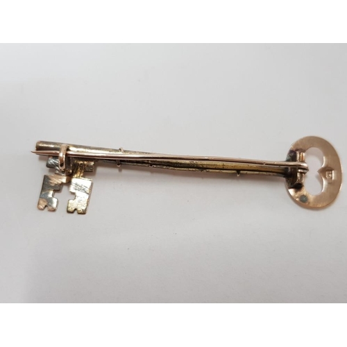 19 - 9CT GOLD KEY BROOCH 2.8G GRAMS