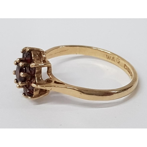 251 - 9CT YELLOW GOLD GARNET CLUSTER RING, 1.7G GROSS SIZE K1/2