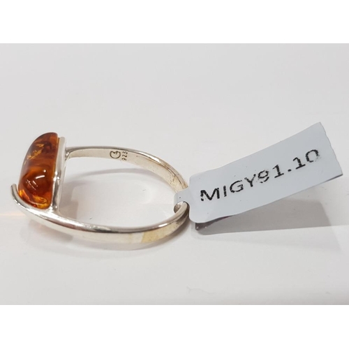 27 - A SILVER AND AMBER RING OF DOUBLE TEAR DROP DESIGN SHOP TAG STAMPED R 1/2 3.4G GROSS