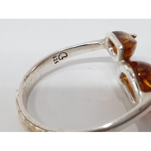 30 - A SILVER AND AMBER RING STAMPED SIZE P 3.2G GROSS