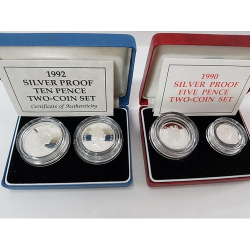 31 - 1990 ROYAL MINT TWO COIN 5P SILVER PROOF SET TOGETHER WITH 1992 ROYAL MINT 2 COIN 10P SET BOTH IN OR... 