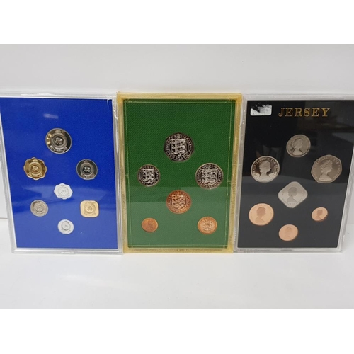 62 - 2 PROOF COIN SETS OF 1981 JERSEY AND 1979 GUERNSEY ALSO INCLUDES 1971 CENTRAL BANK OF CEYLON COINAGE... 