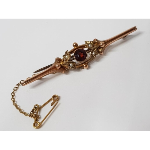 256 - 9CT YELLOW GOLD GARNET AND PEARL BROOCH, 2.8G