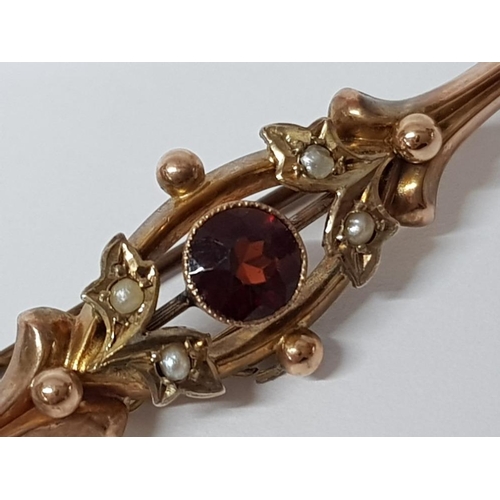 256 - 9CT YELLOW GOLD GARNET AND PEARL BROOCH, 2.8G