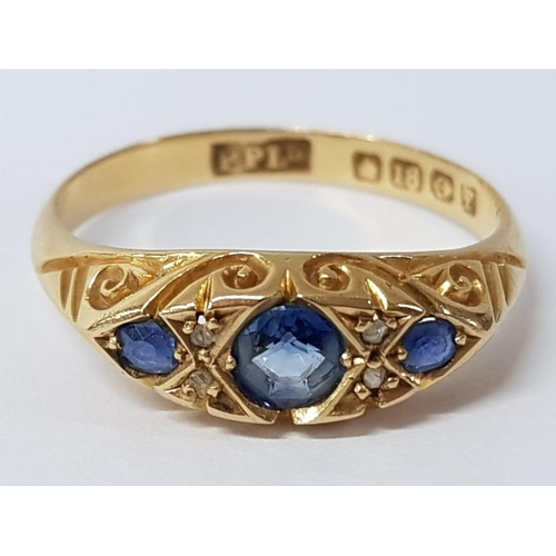 272 - 18CT YELLOW GOLD BLUE THREE STONE RING SET WITH FOUR SMALL DIAMONDS, 2.7G GROSS SIZE O