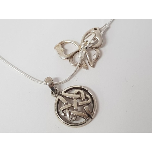 283 - SILVER CELTIC ROUND PENDANT AND CHAIN, 6G