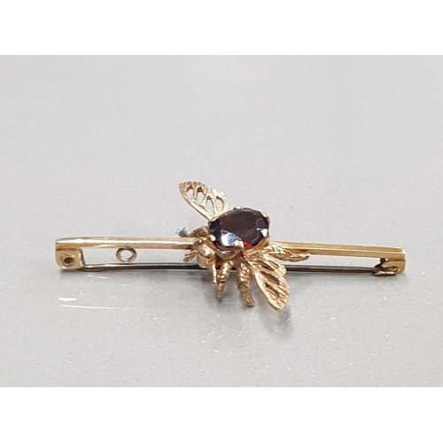 219 - 9CT YELLOW GOLD AJH BIRMINGHAM 1990 HALLMARKED BUG FLY BROOCH WITH CENTRAL RUBY STONE IN EXCELLENT C... 