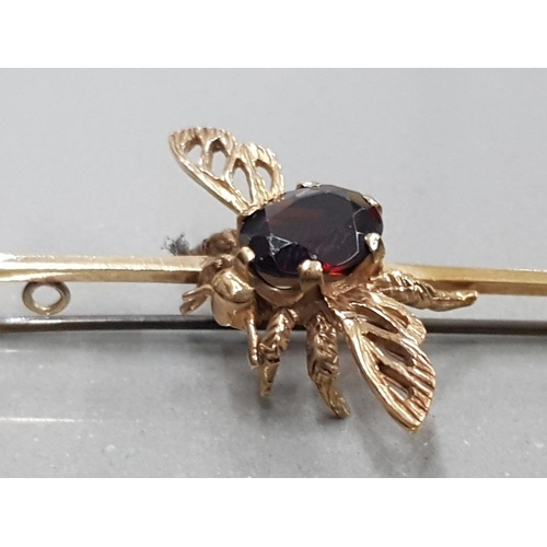 219 - 9CT YELLOW GOLD AJH BIRMINGHAM 1990 HALLMARKED BUG FLY BROOCH WITH CENTRAL RUBY STONE IN EXCELLENT C... 