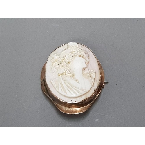 19 - SHELL CAMEO BROOCH 4CM X 3CM OF THE BUST OF A CLASSICAL LADY MOUNTED IN HEAVY 9CT GOLD CRACK TO THE ... 
