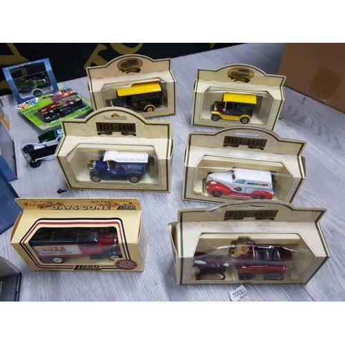 35 - COLLECTION OF DIECAST VEHICLES INCLUDES RINGTONS TEA, DAYS GONE, CORGI TOYS, OXFORD AND HOTWINGS AIR... 