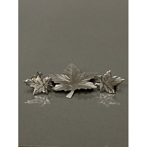 25 - BOND BOYD SILVER MAPLE LEAF BROOCH TOGETHER WITH MATCHING SILVER EARRINGS WITH SCREW POST KEEPERS