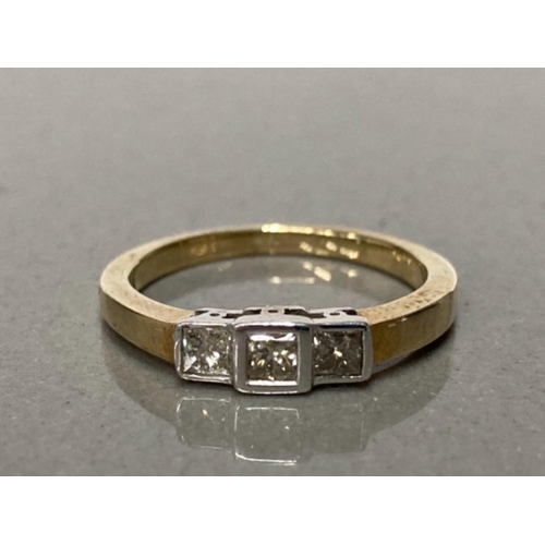 18 - 9CT YELLOW GOLD 3 STONE DIAMOND RING 0.25CT SIZE K GROSS 2G