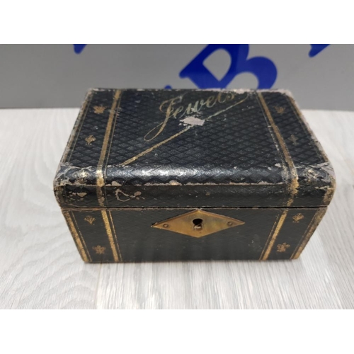 22 - BLACK JEWELLERY BOX CONTAINING NEAR 100 GEORGE V FARTHINGS TOGETHER WITH COLLECTORS PLASTIC POD BOX ... 