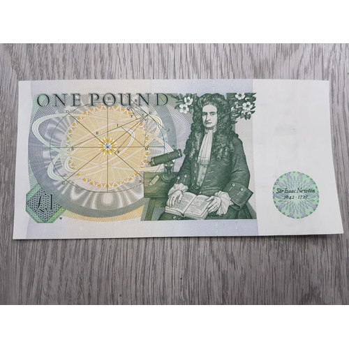 104 - 6 BANK OF ENGLAND ONE POUND NOTES SIR ISAAC NEWTON IN MINT CONDITION ALL CONSECUTIVE