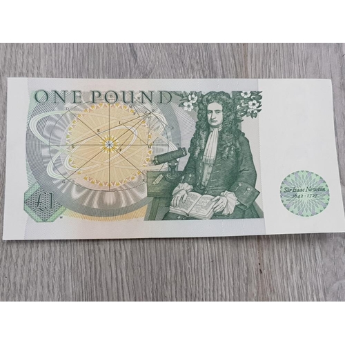 105 - COLLECTORS BANK OF ENGLAND ONE POUND NOTES SIR ISAAC NEWTON, SOME CONSECUTIVE NEAR MINT CONDITION