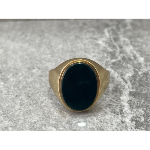 120 - 9CT GOLD GENTS BLACK ONYX SIGNET RING WITH A RUB OVER SET 4.9G SIZE T1/2