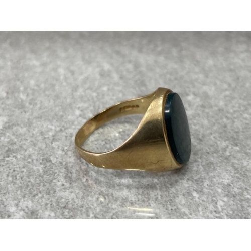 120 - 9CT GOLD GENTS BLACK ONYX SIGNET RING WITH A RUB OVER SET 4.9G SIZE T1/2