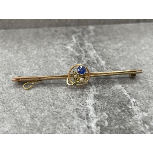 123 - 9CT GOLD SWEETHEART BROOCH SET WITH BLUE SAPPHIRE AND TWO PEARLS IN FLOWER LEAF PATTERN