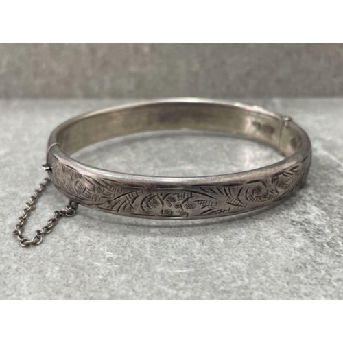 125 - SILVER HALLMARKED PATTERNED BANGLE WITH SAFETY CHAIN